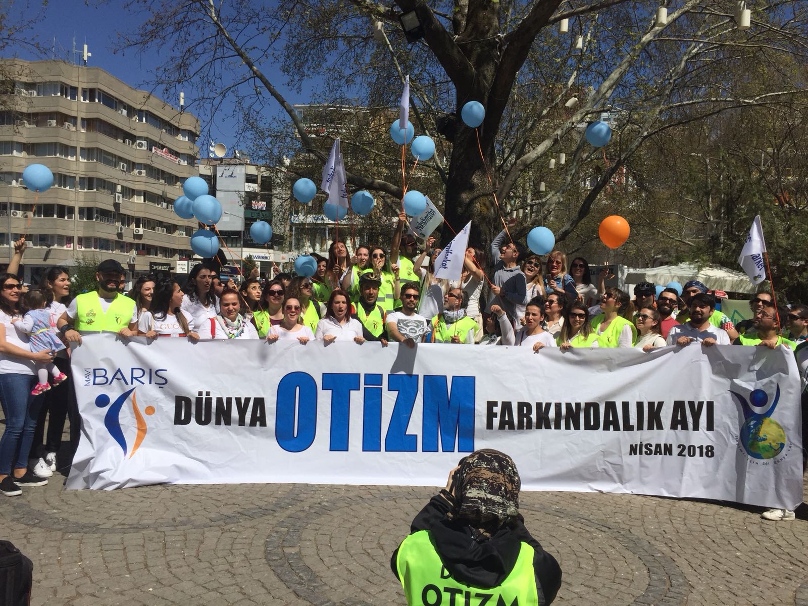Dünya Otizm Farkındalık Ayı yürüyüşünde Mavi Barış pankartı